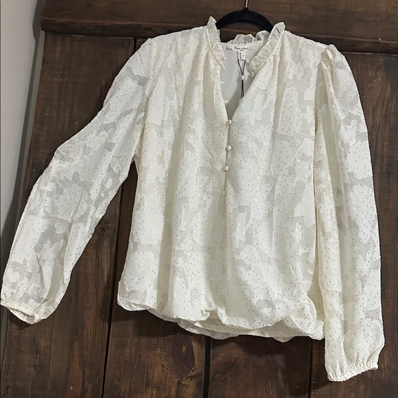 Chic Ivory Blouse with Subtle Patterns - Picture 1 of 5